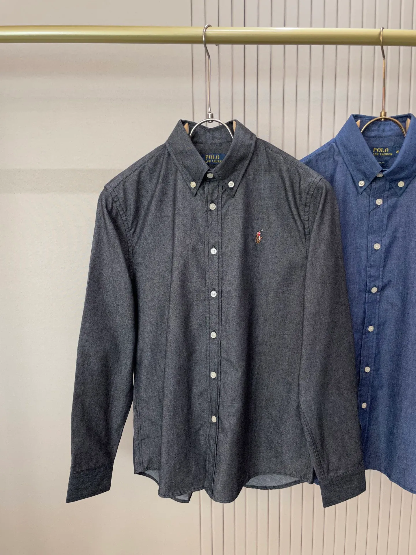 P220 🌸🌸 POLO Ralph Lauren [High Quality] Classic shirt! Classic casual shirt made of pure cotton fabric with unique design, simple, clean and classic version design. It is a versatile style that can be switched at will. The fabric feels soft and delicate, highly moisture-absorbent and breathable. It is close to the skin and comfortable to wear. It can be worn alone or as an inner layer. Its versatile performance is beyond your imagination! The upper body of the ready-to-wear is simple and classic yet elegant! Size:M-XXL